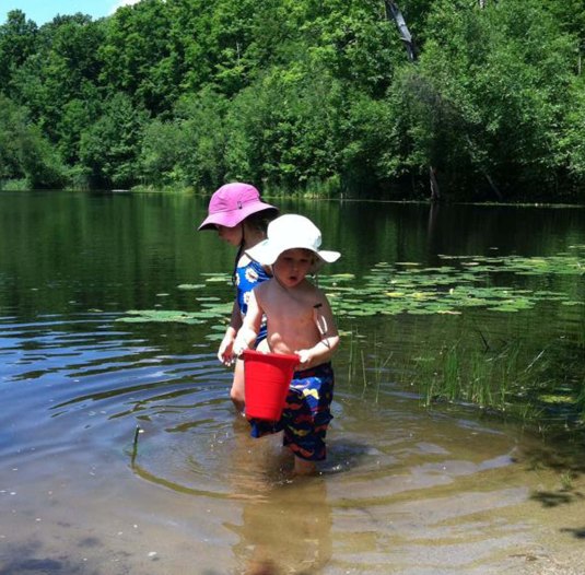 Pails to swim and dribble.
