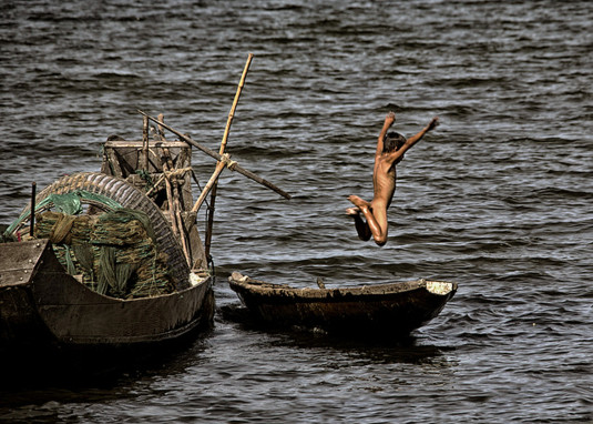 Hồ Bơi Miền Quê I learned to swim in a cage like this too. I’m very thankful to the man who taught me to swim; later on I taught 1,000 children how to swim; I saved 13 people from drowning, diving to the ground – and fighting there vs. the panic of the victims… it’s necessary that every human being learns to swim – I had wonderful decades in my life, swimming through rivers and lakes, in the ocean too…